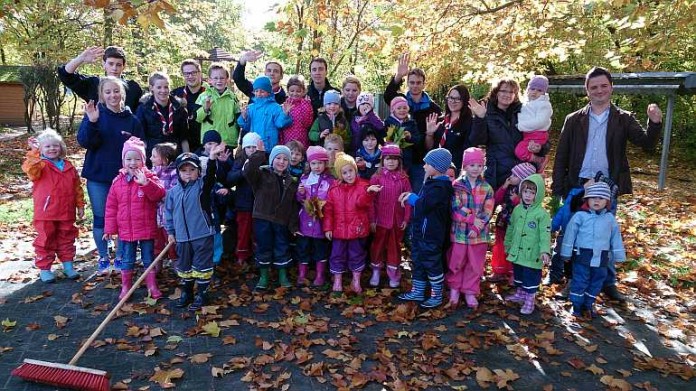 Von der Theorie direkt in die Praxis: Die zukünftigen Jugendgruppenleiter spielen und basteln mit den Kindern des Kindergartens „Fantasia“ in Hamerz.